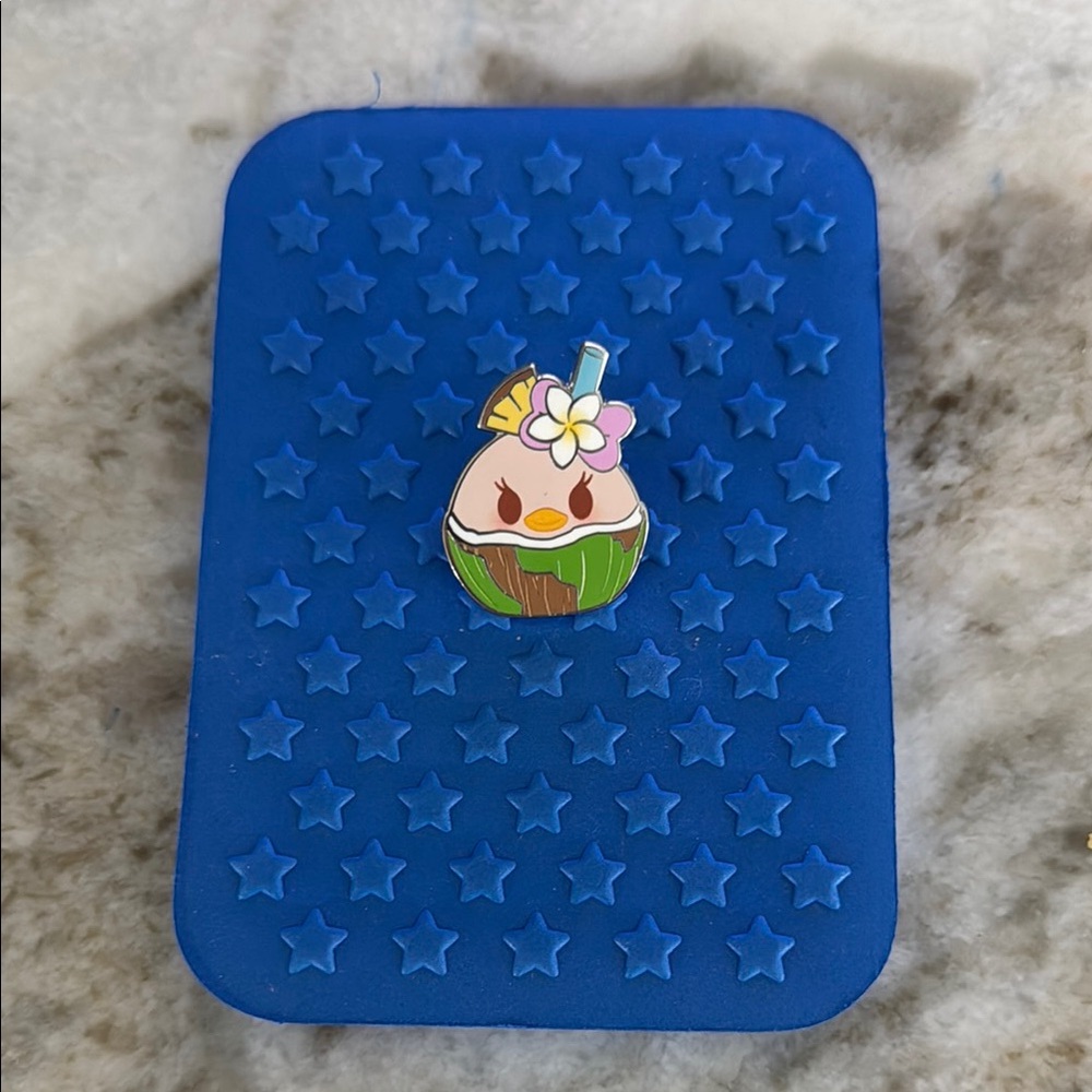 Disney Munchling Series 2 Daisy Coconut Water pin